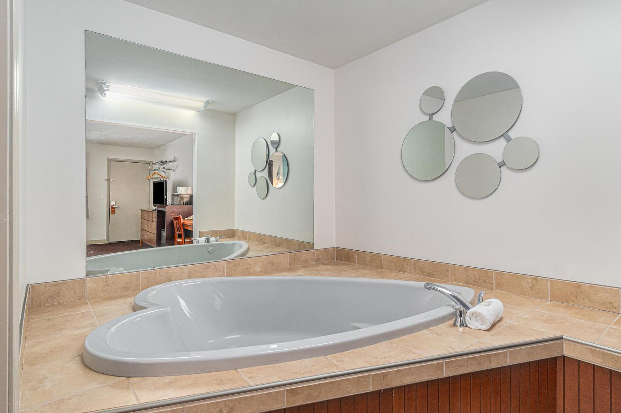 Howard Johnson By Wyndham Traverse City Ngoại thất bức ảnh