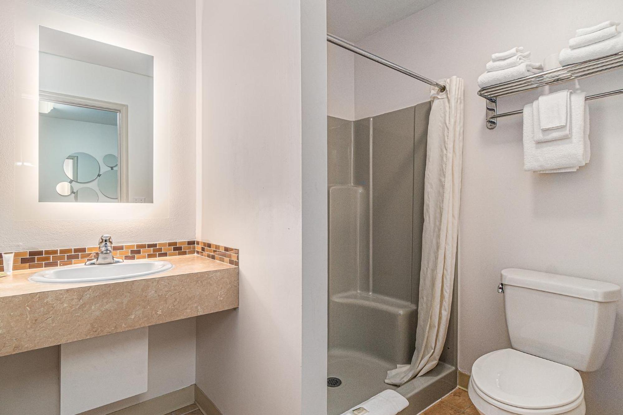 Howard Johnson By Wyndham Traverse City Ngoại thất bức ảnh