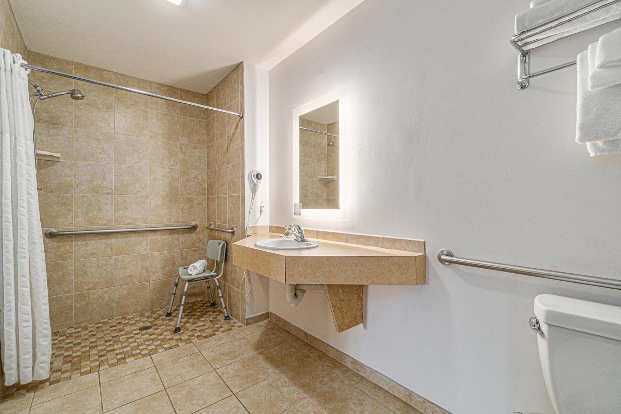 Howard Johnson By Wyndham Traverse City Ngoại thất bức ảnh